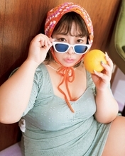 餅田コシヒカリ、ボディポジティブに水着を楽しむ　『mini』水着特集モデルに