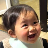 「鼻の下が伸びて、小躍り…全部食べられた1歳児の素直すぎるリアクションに悶絶「自己肯定感爆上げファミリー最高！」「国宝ってこれ？」」の画像1