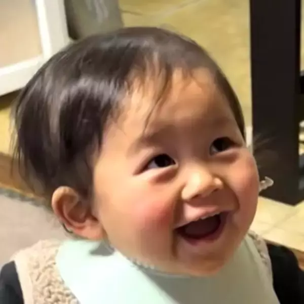 鼻の下が伸びて、小躍り…全部食べられた1歳児の素直すぎるリアクションに悶絶「自己肯定感爆上げファミリー最高！」「国宝ってこれ？」