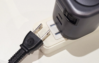 ありそうでなかった発想！　『隣と干渉する問題』を解決した電源タップに「考えた人、天才だ」「全部屋に設置したい」