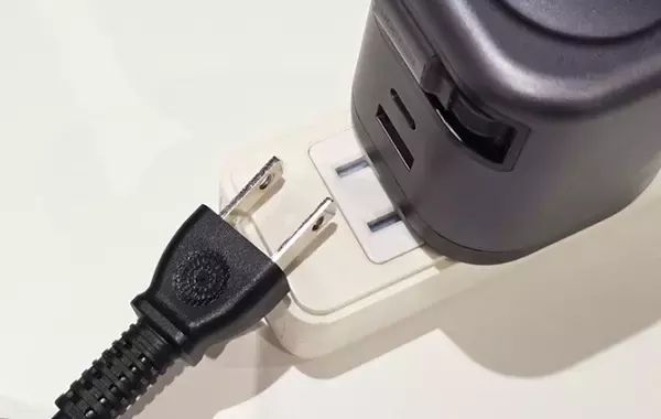 ありそうでなかった発想！　『隣と干渉する問題』を解決した電源タップに「考えた人、天才だ」「全部屋に設置したい」
