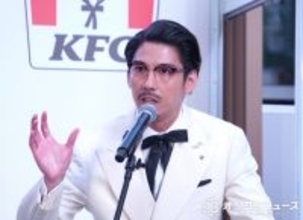 賀来賢人、カーネル・サンダース衣装で六本木に登場　「大統領みたい」