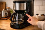 「「コンビニカフェを卒業」ボタンひとつで朝から本格コーヒーを楽しむ、自宅でコーヒーメーカー習慣」の画像1