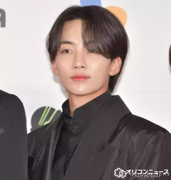 兵役中のSEVENTEENジョンハン、変装なしで日本の居酒屋に登場「ビジュほんとカッコ良すぎる」「沖縄行ってたんだね〜」