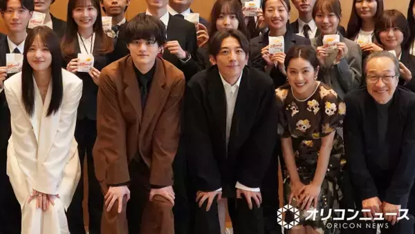 高橋一生ら『リボーン』キャスト陣、テレ朝の新人研修にサプライズ登場　劇中の商店街名物のコロッケプレゼント