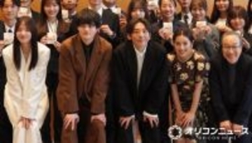 高橋一生ら『リボーン』キャスト陣、テレ朝の新人研修にサプライズ登場　劇中の商店街名物のコロッケプレゼント