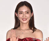 「押切もえ、『プラダを着た悪魔』日本版ビジュアルの“足モデル”だった「脚の裏側に全神経を集中」」の画像1