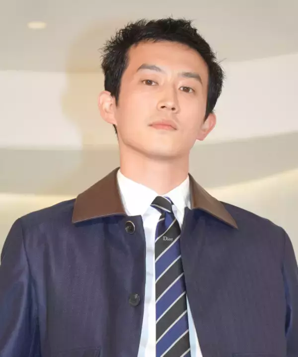 杉野遥亮、フォーマル×カジュアルのミックスコーデ着こなし「全部気に入ってます」