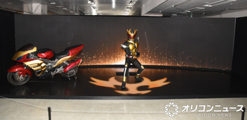 賀集利樹『真アギト展』開幕に合わせてサプライズでハイタッチを開催　仲の良い焼肉店店主も参加