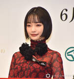 「「すごい」「美しすぎる」朝ドラヒロインが競馬中継の特別ゲスト登場　見上愛、天皇賞の本命も明かす」の画像1