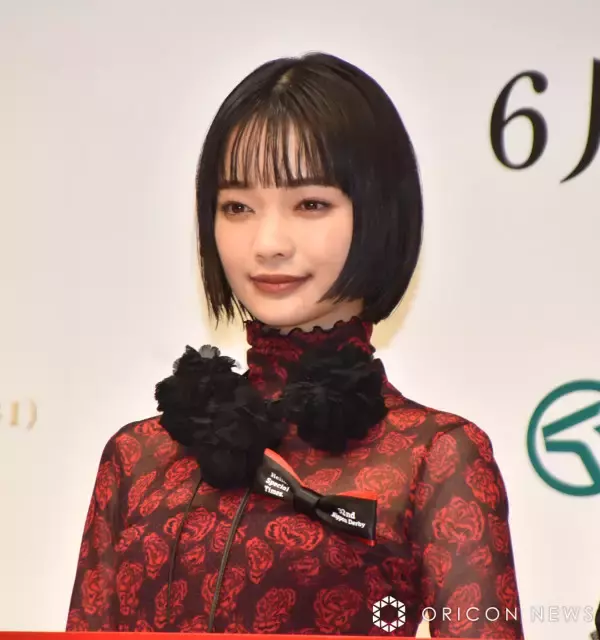 「すごい」「美しすぎる」朝ドラヒロインが競馬中継の特別ゲスト登場　見上愛、天皇賞の本命も明かす