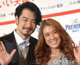 「LiLiCo＆小田井涼平、“ラブラブ”バックハグの夫婦2ショットに反響「素敵なご夫婦」「幸せそうなお2人」「お似合いすぎる」」の画像1