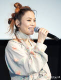 「Chara、花柄ワンピース姿で登場　舞台あいさつは「お断りしようと思っていた」」の画像1