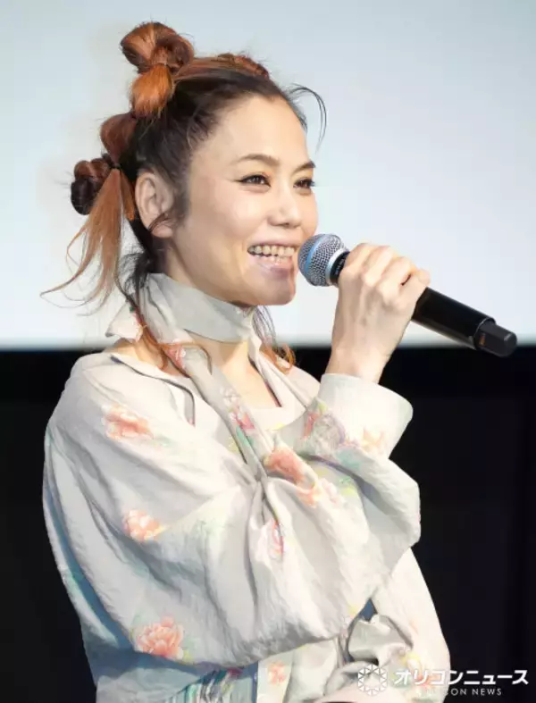 Chara、花柄ワンピース姿で登場　舞台あいさつは「お断りしようと思っていた」