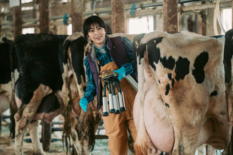 松たか子、岡山県奈義町で酪農＆彫刻を学び「幸せ」　映画『ナギダイアリー』メイキング映像公開
