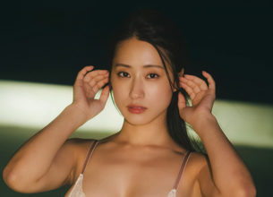 グラビア界の最前線で活躍する俳優・澄田綾乃、新グラビアムック「BLTISM」裏表紙・巻末グラビアで圧倒的な美ボディを見せる