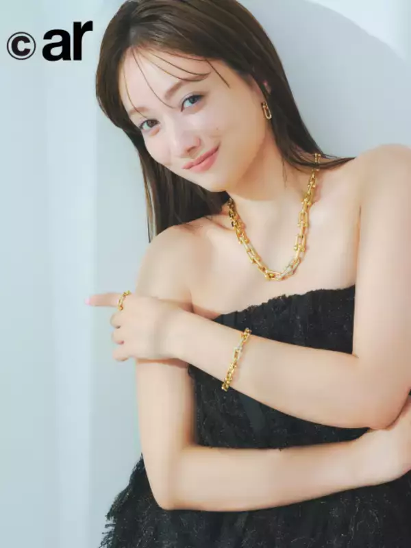 谷まりあ、美しい“発光ボディ”披露　ティファニーまといラグジュアリーに　『ar』連載に登場