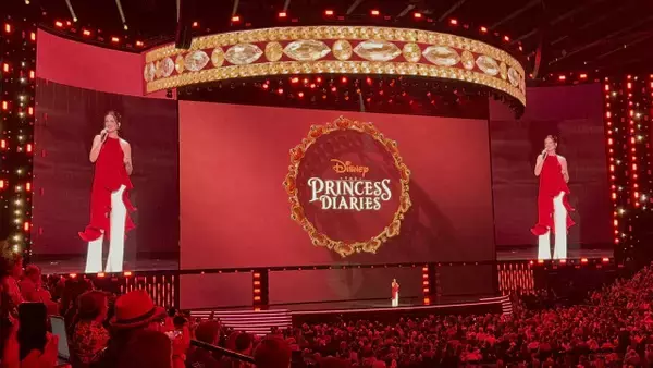 アン・ハサウェイ、D23にサプライズ登壇　『プリティ・プリンセス3』へ決意「最高の作品に」