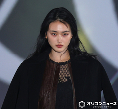 【ガルアワ】櫻坂46・山﨑天、クールな表情で観客を魅了　黒のロングコート×レザーでかっこよさ全開