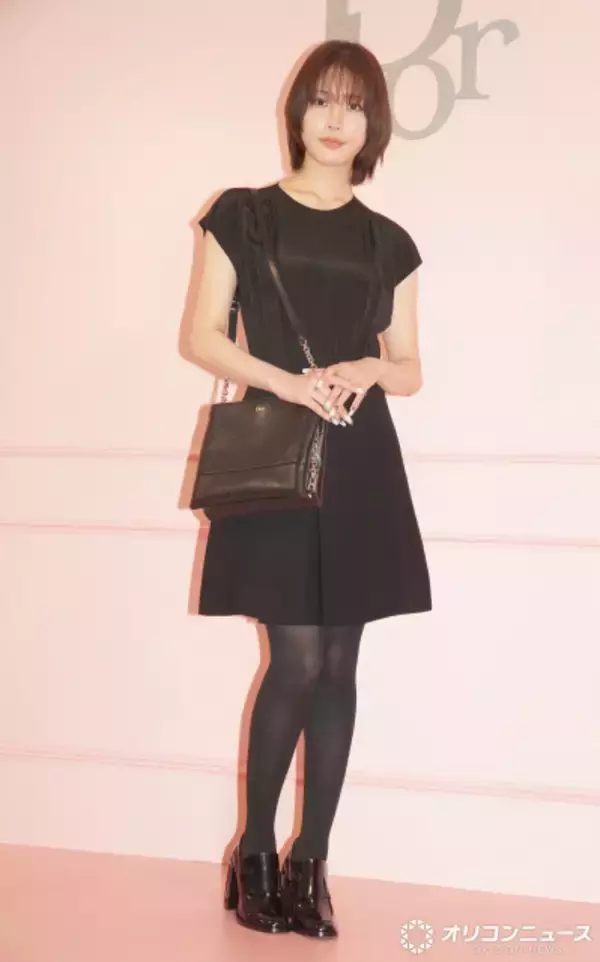 南沙良、今年こそ「免許を取りたい」　美しさ際立つシンプルなワンピース姿披露