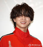 「timelesz・寺西拓人、全身赤ジャージ＆前髪を下ろして登壇　観客は興奮「キャー」報道陣からは“要望”も」の画像1