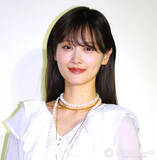 「山下美月、たっぷりフリルの純白ワンピースから美脚チラリ　春のつけたい香水は「温かみもありつつ爽やかで軽やか」」の画像1