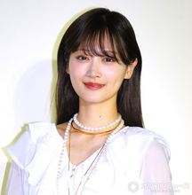 山下美月、たっぷりフリルの純白ワンピースから美脚チラリ　春のつけたい香水は「温かみもありつつ爽やかで軽やか」