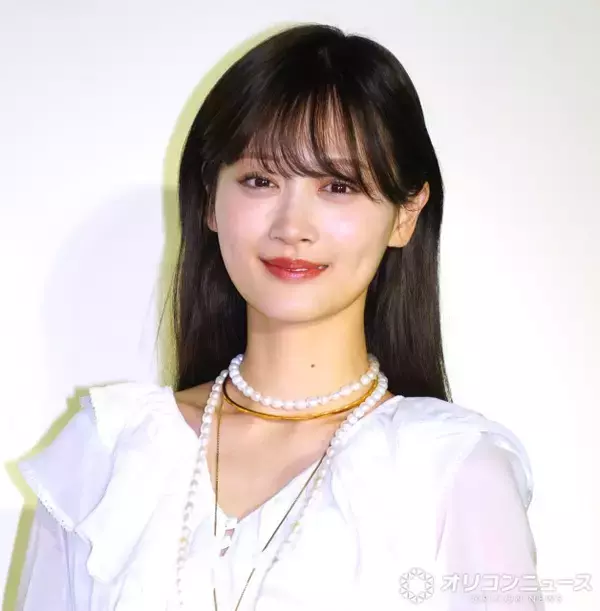 山下美月、たっぷりフリルの純白ワンピースから美脚チラリ　春のつけたい香水は「温かみもありつつ爽やかで軽やか」