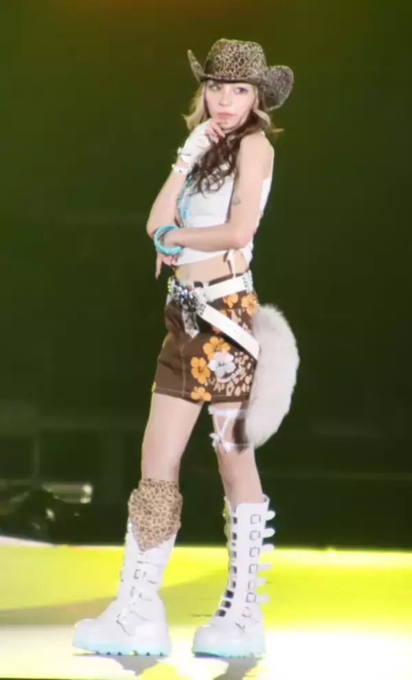 話題の『ラヴ上等』“Baby”鈴木ユリア、”ウェスタンスタイル”で登場　ドームでランウェイ【関コレ】