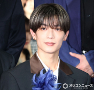 なにわ男子・高橋恭平、青の羽根で華やかな存在感　笑顔で手を振りブルーカーペット楽しむ