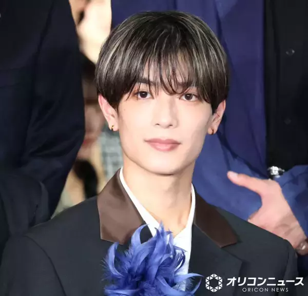 なにわ男子・高橋恭平、青の羽根で華やかな存在感　笑顔で手を振りブルーカーペット楽しむ