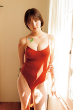 “グラビア界のミューズ”里仲菜月、アトリエで大胆なワンピース水着姿　一心不乱に絵を描く