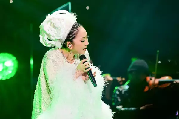 MISIA“仰向け転倒”アクシデントも止まらず歌唱　MCなしで25曲、圧巻の『星空のライヴXIII』東京公演【ライブレポート】