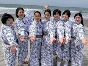 川口春奈、『イッテQ！』温泉同好会“新弟子”に「なんでもやります！」　泥だらけ＆ボクシング対決も