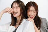 「トラウデン直美＆中川安奈、密着の笑顔ショット公開　慶応大卒の共通点　FRIDAY誌面で初対談」の画像1