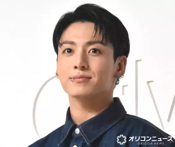BTS・ジョングク、バイクにまたがる“映画級”ビジュアルに大反響　自身デザインのコラボアイテム披露「美的センス抜群」