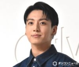 BTS・ジョングク、バイクにまたがる“映画級”ビジュアルに大反響　自身デザインのコラボアイテム披露「美的センス抜群」