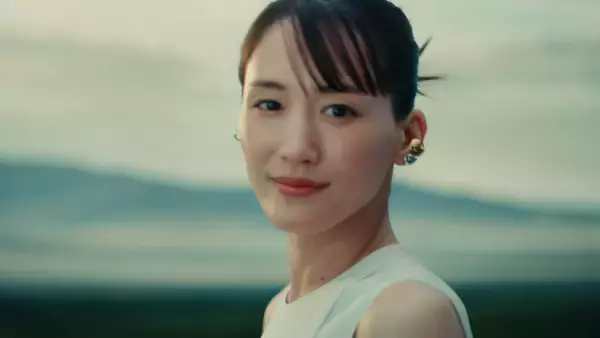 綾瀬はるか、“無重力演技”に挑戦　ノースリーブ姿で輝きを放つ新CM放映