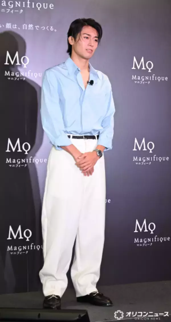 サッカー日本代表・中村敬斗、さわやかブルーのシャツ姿　トークイベントに応募が2万　誕生日サプライズで巨大ケーキに笑顔