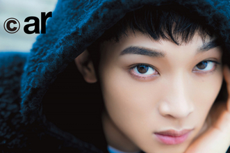 松本怜生、オーバーサイズをキュートに着こなし　鋭い視線とのギャップで魅了