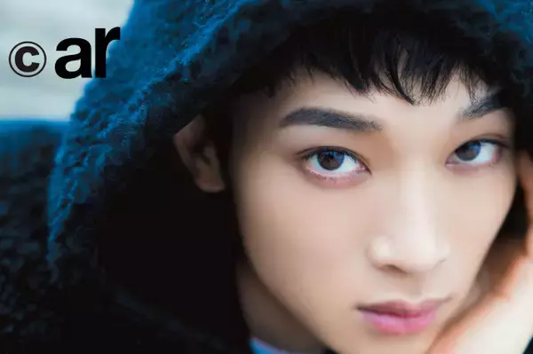 松本怜生、オーバーサイズをキュートに着こなし　鋭い視線とのギャップで魅了