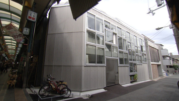 10坪の狭小住宅、存在感をなくす”テクニック”で開放感実現【住人十色】