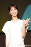「浜辺美波、ジュエリー購入時は“自分との約束”交わす　2度目の『ジュエリー ベストドレッサー賞』は真っ白のロングドレスで初ランウェイ」の画像1