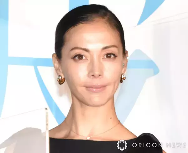 土屋アンナ、さかなクンとのペアコーデに反響　魚たちを前に“ギョーディネート”「お2人とも楽しそう」