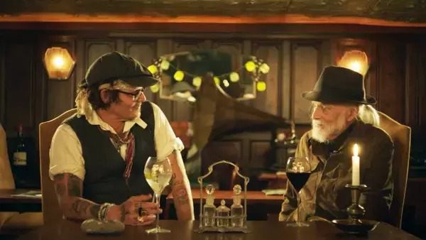 ジョニー・デップ、所有するトレーラー・ハウスでロマについて語る――ドキュメンタリー映画『チャップリン』本編映像