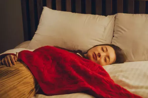 宮本茉由“菜穂”、酔いつぶれて戸塚祥太“徹”と寝室へ…　SNSやきもき「酔った女に手を出しちゃあかん」「飲み過ぎはよくないよー」『この愛は間違いですか』第3話【ネタバレあり】