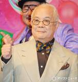 「70歳・小堺一機、電源入れずに電動自動車で坂道登るも気づかず　まさかの健脚ぶりに堂本光一ら共演者も驚き」の画像1