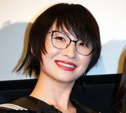 新しい学校のリーダーズ・SUZUKA、LAでのサングラス姿に反響「超イカしてる」