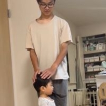 “ナデナデのおかわり”に胸キュン…15歳差兄のやさしいスキンシップに「直立で待っている弟くん可愛すぎ」「私もお願いしてもいいですか？」