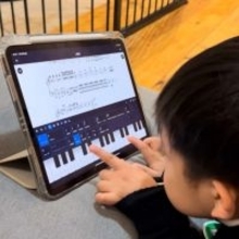 6歳の天才作曲家、風呂も忘れて楽譜を打ち込む姿に「曲の完成度に鳥肌が…」「これはダイヤの原石」
